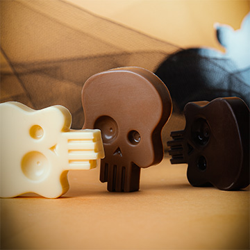 Drei Schokoladen-Halloween-Totenköpfe