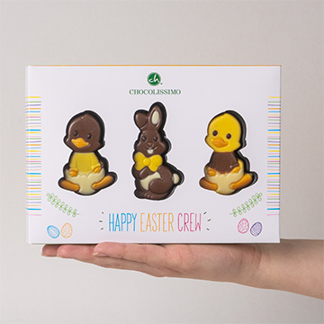 Set mit Osterfiguren aus belgischer Schokolade in Form von Hasen und Enten, präsentiert auf einer Hand
