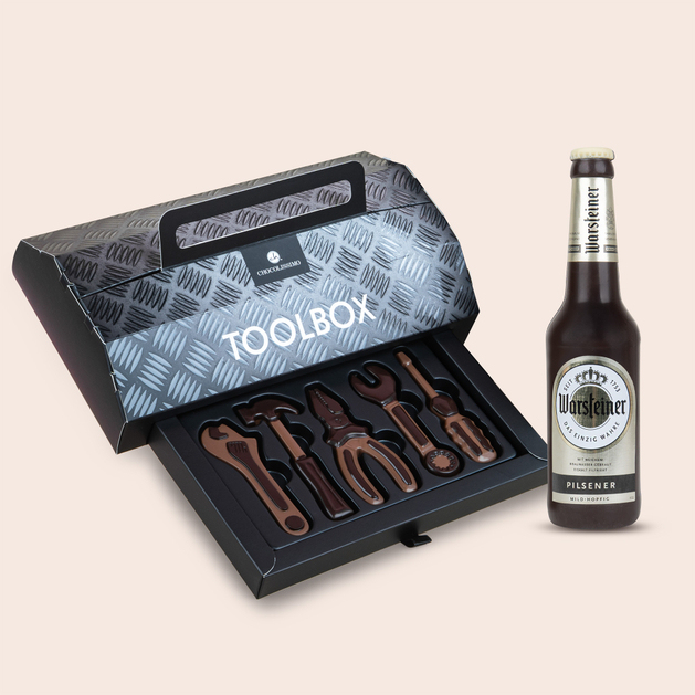 Werkzeuge und Bier aus Schokolade