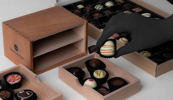 Pralinen aus dem Nachf&uuml;llset in die Schachtel umf&uuml;llen