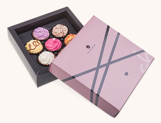 Einzigartige Eigenschaften von vier Pralinen in Form amerikanischer Cupcakes zum Valentinstag