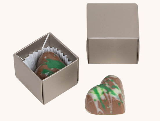 einzigartige Merkmale von herzförmigen Pralinen für Unternehmen in einer grauen Schachtel