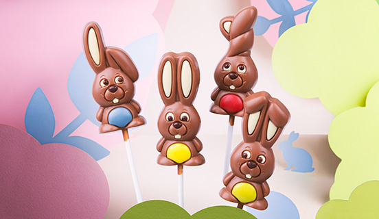 Set von Schokoladenhasen aus belgischer Schokolade in dekorativen Geschenkfolien