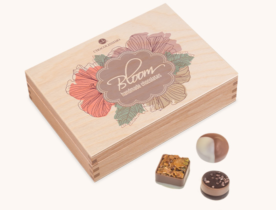 Einzigartige Merkmale des Holzk&auml;stchens mit Schokoladenpralinen und Blumenmotiv