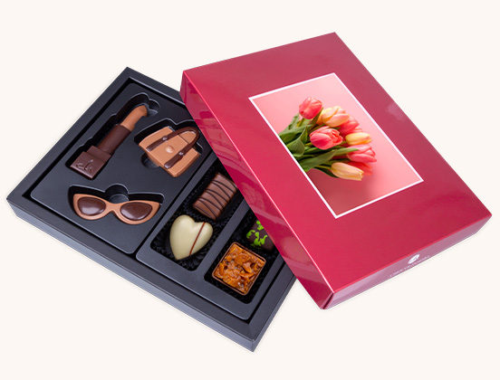 Einzigartige Merkmale des Sets mit Pralinen und Schokoladenfiguren mit ausgewähltem Foto