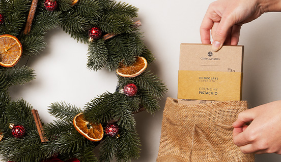 ein Set Pralinen, verpackt in einem Jutebeutel