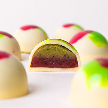 Praline mit Matcha- und Himbeer-Geschmack aus weißer belgischer Schokolade