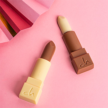 Schokoladen-Make-up-Set in der Hand