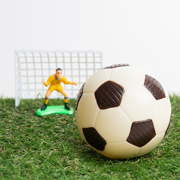 Fußball aus weißer Schokolade mit Segmenten aus Zartbitterschokolade