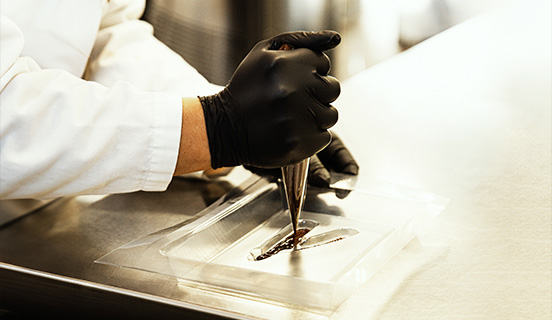 Gießen von belgischer Schokolade