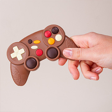 Schokoladen Gaming Pad in der Handfl&auml;che