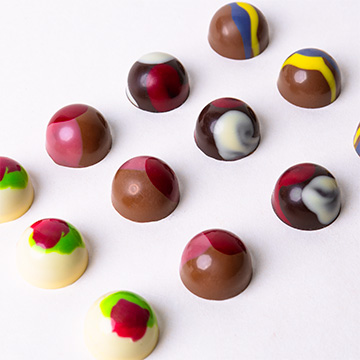 16 handgefertigte bunte Pralinen aus belgischer Schokolade