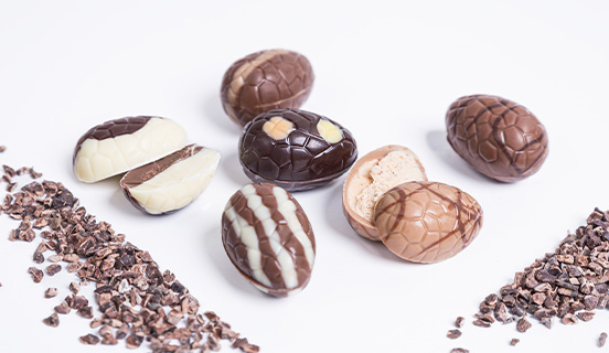 Schokoladenpralinen in Form von Ostereiern