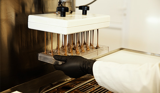 Belgische Schokolade in Form gießen