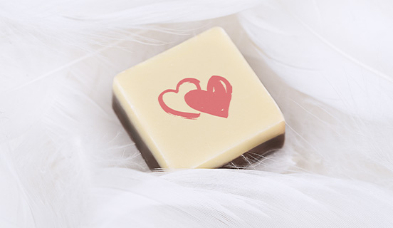 eine dekorative Praline aus einem Dreifach-Pralinen-Set f&uuml;r G&auml;ste