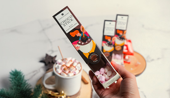 Der einzigartige Geschmack von Dessert-Trinkschokolade mit Marshmallows am Stiel