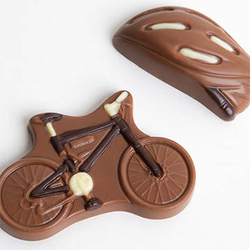 eine Reihe von Figuren aus dem Schokoladenfahrrad-Set