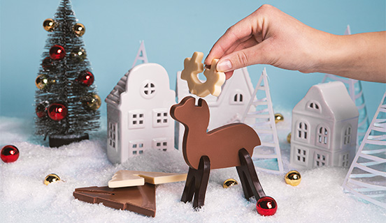 Zusammenbau von 3D-Rentier- und Weihnachtsbaumfiguren aus Schokolade