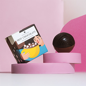 Schokoladenkugel mit Marshmallows vor dem Einlegen in Milch