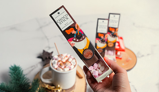 Der einzigartige Geschmack von Dessert-Trinkschokolade mit Marshmallows am Stiel