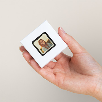 Eine Praline, die Ihnen in der Hand mit Ihrem eigenen Foto überreicht wird