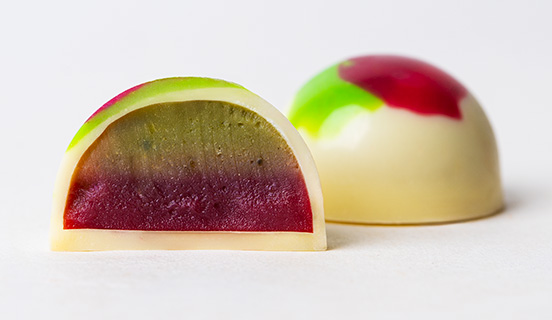 Matcha-Himbeer-Füllung in handgefertigten Pralinen