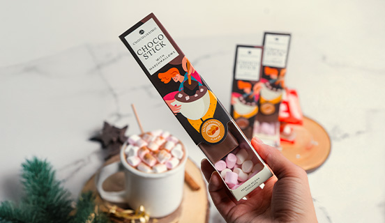 Der einzigartige Geschmack von Dessert-Trinkschokolade mit Marshmallows am Stiel