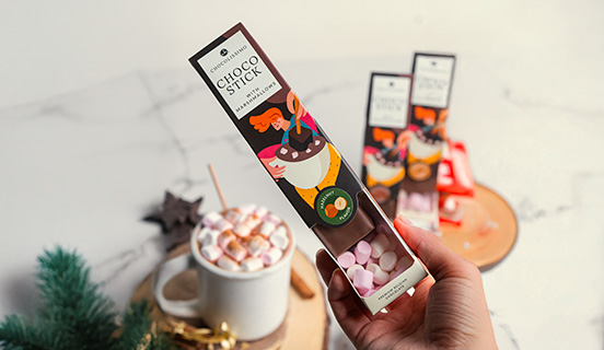 Der einzigartige Geschmack von Dessert-Trinkschokolade mit Marshmallows am Stiel