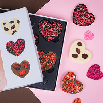 Eine herzförmige Schachtel, gefüllt mit belgischer Schokolade höchster Qualität