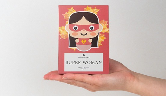 Dekorative Schachtel mit Pralinen für eine Superfrau