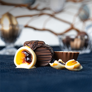 Belgische Schokoladenpralinen in einem Osterarrangement