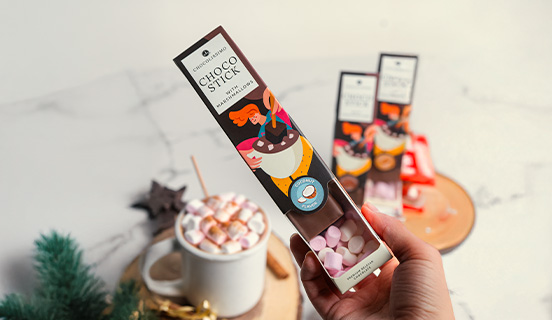 Der einzigartige Geschmack von Dessert-Trinkschokolade mit Marshmallows am Stiel