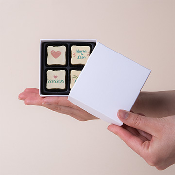 Set mit 4 personalisierten Pralinen für eine Hochzeit, die in der Handfläche präsentiert werden