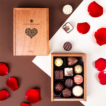 Schokoladenpralinen in einer dekorativen Schachtel mit einem Herz zum Valentinstag