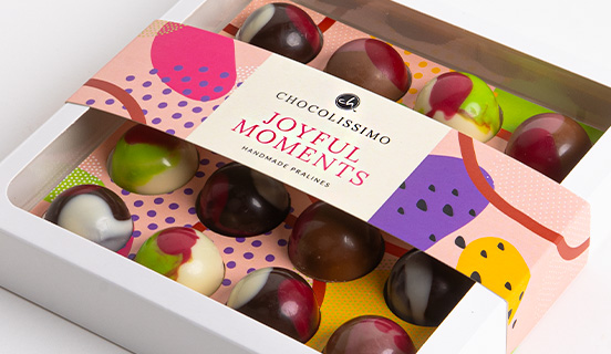 16 Schokoladenpralinen mit den Füllungen Matcha, Rhabarber und Kirsche in dekorativer Schachtel
