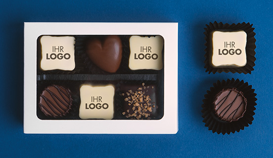Pralinen mit Personalisierung für Unternehmen in einer Schachtel mit Sichtfenster