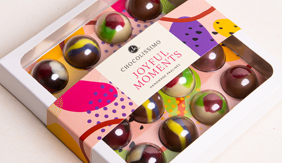 16 Schokoladenpralinen mit den Füllungen Matcha, Rhabarber, Lavendel und Kirsche in dekorativer Schachtel