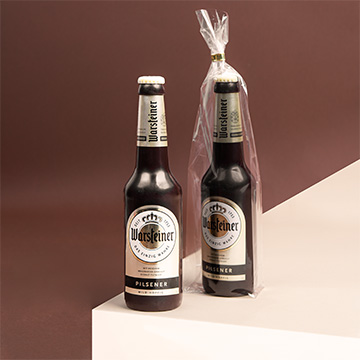 Schokobierflasche in Geschenkfolie