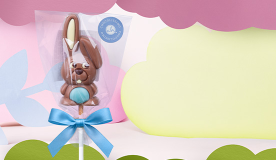 Osterhase aus Schokolade – blau, in dekorativer Folie