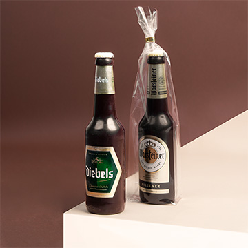 Flasche Schokoladenbier in dekorativer Geschenkverpackung