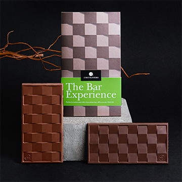 Eine Tafel ghanaischer Milchschokolade mit 40 % Kakao in einer dekorativen Verpackung