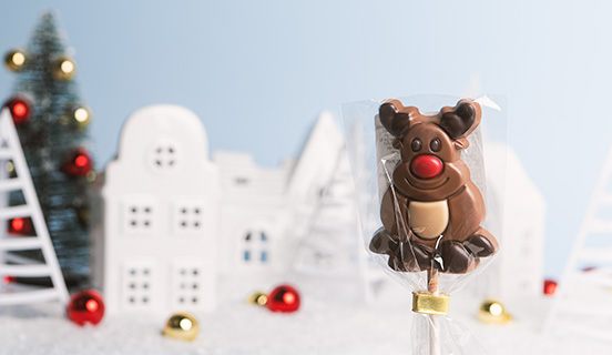 Ein Rentier in Form eines Schokoladenlutschers