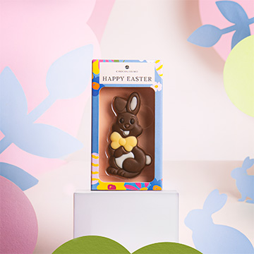 Osterhase in festlicher Osterdekoration