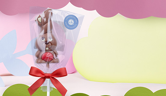 Osterhase aus Schokolade – rot, in dekorativer Folie