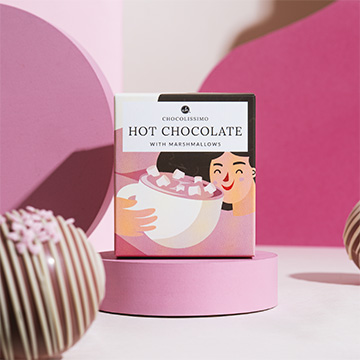 Schoko-Rubbelkugel mit Marshmallows neben der Verpackung