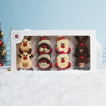 Präsentation von Schokoladenfiguren in einem Weihnachtsarrangement