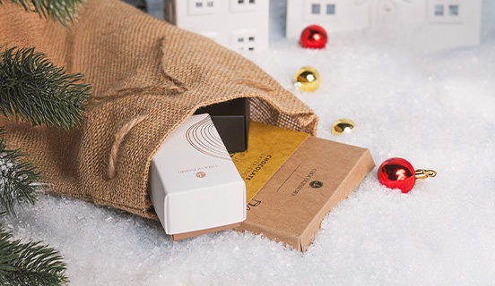 ein Set Pralinen in einem Jutebeutel