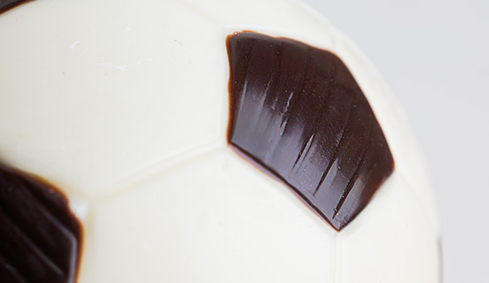 Nahaufnahme des Fußballs aus weißer belgischer Schokolade