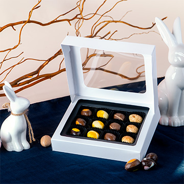 Pralinen in Form von Ostereiern in einem Osterset