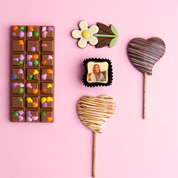 eine Schokoladent&uuml;te zum Schulanfang f&uuml;r ein M&auml;dchen mit einer Praline mit einem Foto